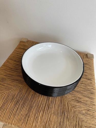 Imagen 4 de 5 de Plato Hondo / Cazuela Enlozado Blanco Borde Negro
