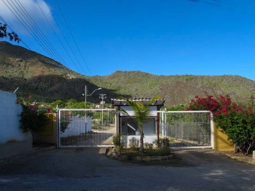 Imagen 2 de 21 de Venta De Casa Quinta En Guacuco Country Club