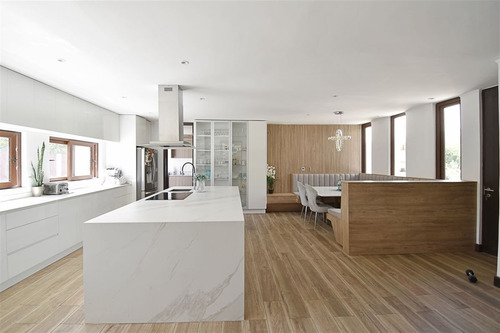 Casa En Venta De 5 Dorm. En Colina