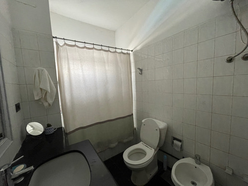 Imagen 8 de 15 de Venta De Amplia Casa Sobre Avenida Italia, Ideal Para Vivienda O Empresa.