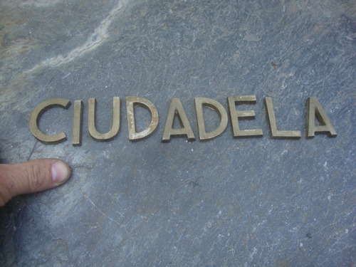 1/2- Letras Ciudadela Bronce 23,5 Largo X 4,3 Alto - 200 Grs (Usado)