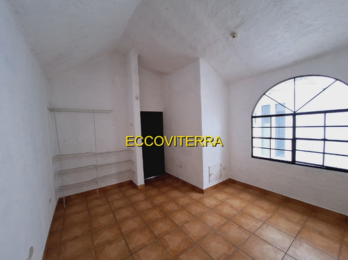 Vendo Belleza Y Amplia Casa, 4 Dormitorios, Excelente Ubicación, Sector De Alta Plusvalia