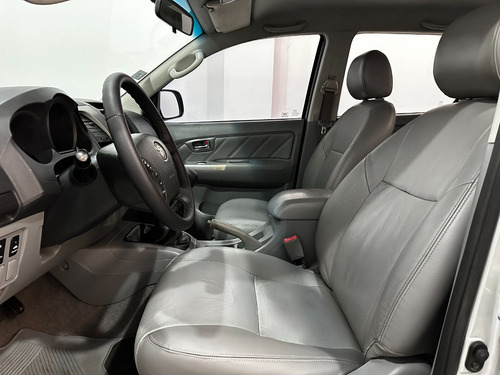 Imagen 12 de 19 de Toyota Hilux 3.0 Cd Srv Cuero 171cv 4x2 4x4 Srx Sr Amarok Dx