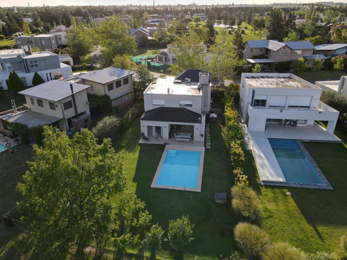 Imagen 3 de 30 de Casa De 3 Dormitorios En Venta Con Pileta Aldea Fisherton Barrio Cerrado Privado