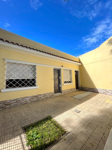Venta De Casa En La Blanqueada 2 Dormitorios Dueño Vende Padrón Unico Amplio Fondo Excelente Ubicación