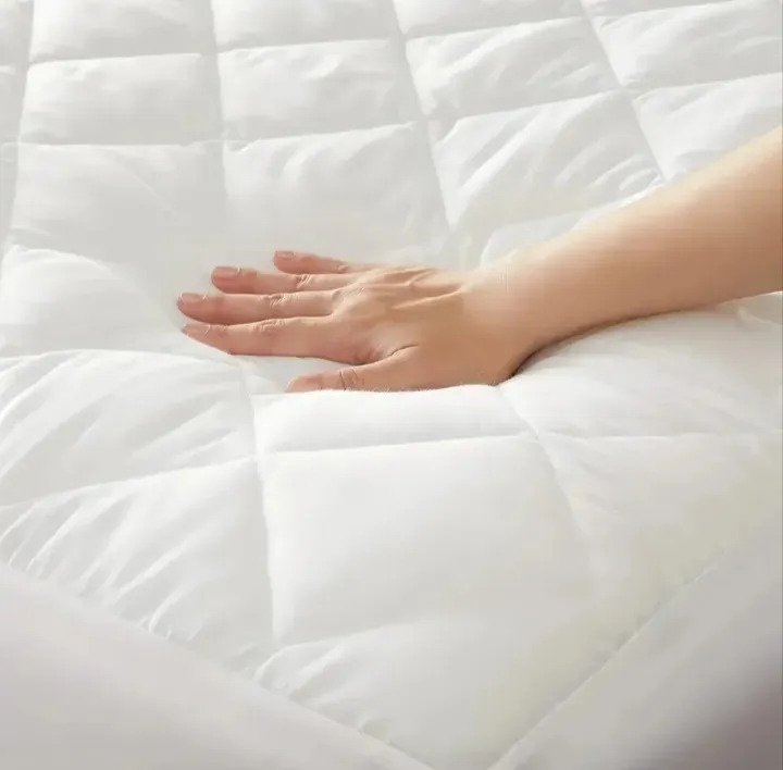 Cubrecolchón Ajustable Almohar Matelaseado Blanco Rayas Súper King