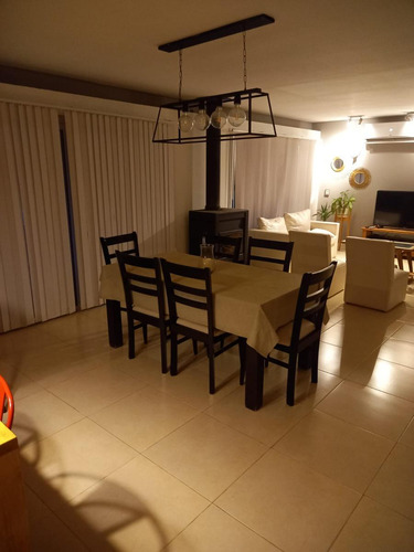 Casa En Venta - 2 Dormitorios 1 Baño - Cochera - 2.008mts2 - Castelli