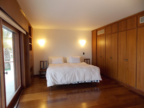 Casa En Venta De 5 Dormitorios En Península