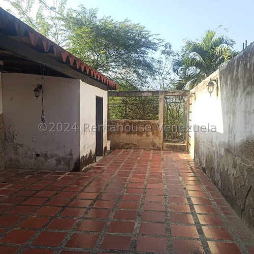 Amplia Casa Altos De Copacabana. Guarenas. Ar. Mls # 24-19894