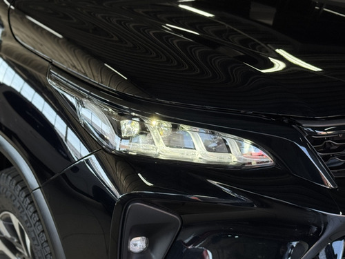 Toyota Hilux SW4 2.8 D-4D TURBO DIESEL DIAMOND 7L 4X4 AUTOMÁTICO