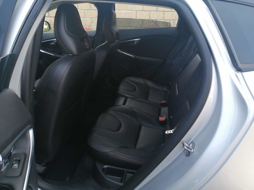 Imagen 14 de 14 de Volvo V40 2017 2.0 Inspirion Awd T5 Cross Country At