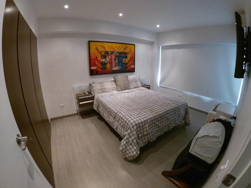 Apartamento Dúplex Remodelado 475 M² 5h, 5b, 4p, Vistavila Con Piscina En Venta En Los Palos Grandes Avenida 3era. Caracas
