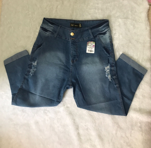 Imagem 1 de 2 de Calça Jeans Capri Feminina Plus Size