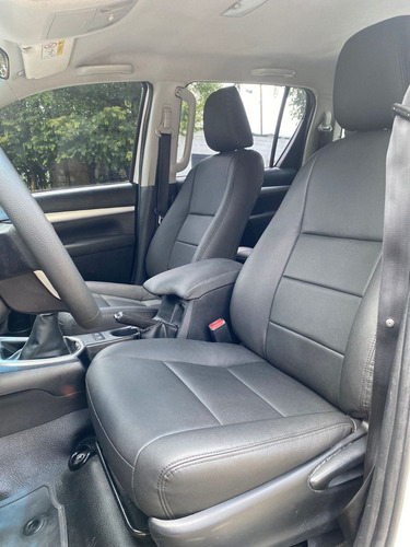 Imagen 16 de 24 de Toyota Hilux 2.4 Td Mt 4x4