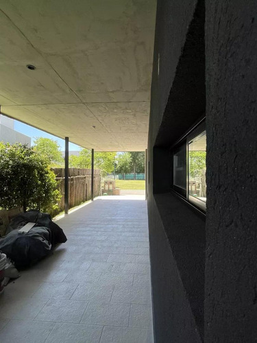 Casa En Venta - 3 Dormitorios 4 Baños - 508mts2 - Benavidez
