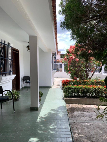 Imagen 17 de 19 de Quinta En Calle Cerrada El Trigal Norte, Acepta Financiamiento. Cód.:449669. 0414-4841043