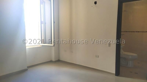 Imagen 3 de 13 de Rmp Se Vende Townhouse En Terrazas Del Country Valencia, Zona Exclusiva, Amplios Espacios En Obra Blanca Para Decorar A Su Gusto.