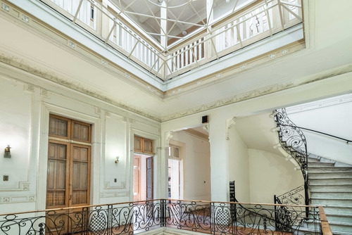 Edificio Clásico, De Gran Arquitectura En Perfecto Estado