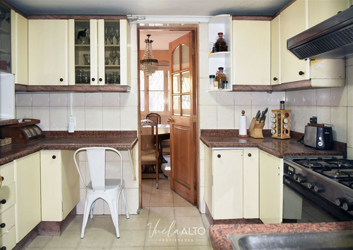 Casa En Venta De 4 Dorm. En Ñuñoa / Pasaje Abierto