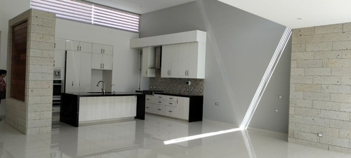 Residencia En Zona Exclusiva Coto Al Norponiente De La Ciudad De Aguascalientes De Un Nivel Y 4 Recamaras Canchas, Alberca Todas Las Amenidades En 610 Mts De Terreno Y 380 Mts De Construcción