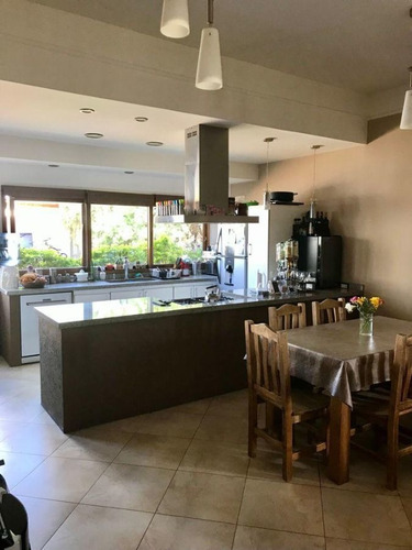 Imagen 7 de 30 de Hermosa Casa De 3 Ambientes Con Jardín Y Piscina En Venta - Turdera
