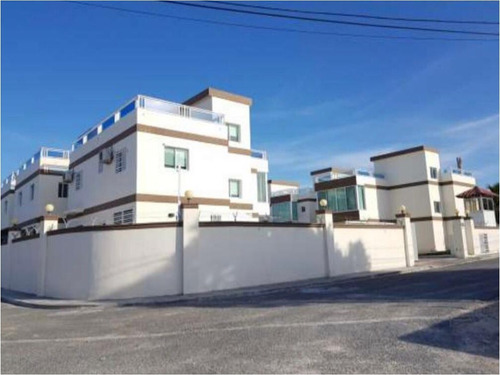 Oportunidad Unica, Casa 3 Niveles Amueblada, En Bavaro, Res. Buena Vista