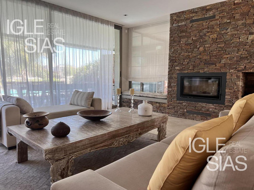 Casa Al Rio En Venta En El Barrio Albanueva