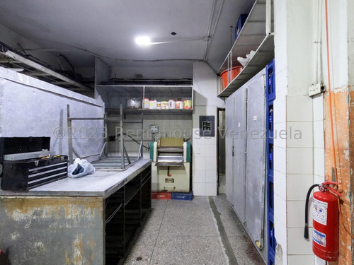 Raiza Suárez Vende Excelente Local Comercial Ubicado Parroquia Concepción 2 4 1 1 5 9 4 Posee 82mts, 1 Baño Luz Vitrifica, 2 Puestos De Estacionamiento.