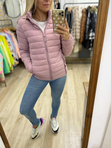 Imagen 11 de 20 de Campera Ultralivina Corta Simil Pluma Mujer The Big Shop
