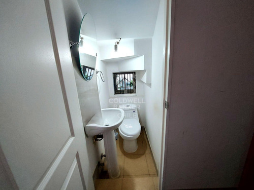 Remodelada Con Líneas Simples Y Sectores Amplios