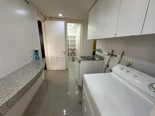 Espectacular Apartamento Completamente Remodelado Con Grandes Ventanales, Calle Cerrada 25-571