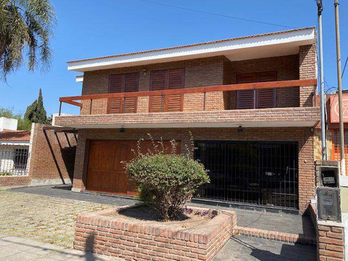 Casa En Venta De 3 Dormitorios En Barrio Alto Palermo Sobre  Emilio Petorutti.