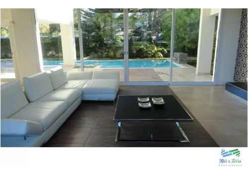 Vendo Casa De 4 Dormitorios Con Piscina En Barrio Privado, Playa Mansa, Punta Del Este