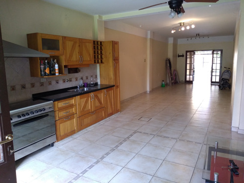 Casa En Venta 8 Ambientes En Ramos Mejia Con Pileta