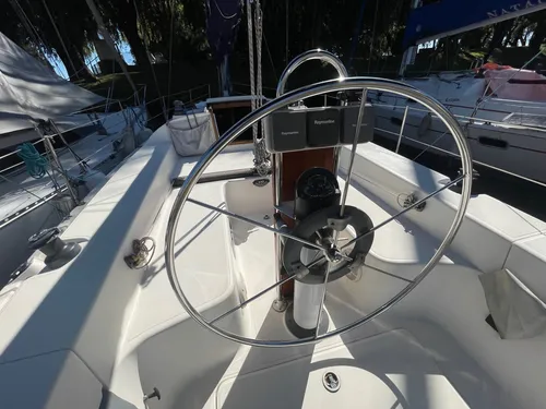 Velero Vip 33.5 Volvo Penta 29 Hp Timón Rueda Orza