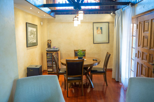 Se Vende Casa A Pasos De Vicuña Mackenna Con Santa...