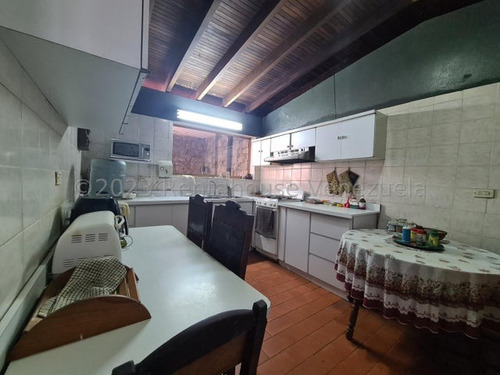 Amplia Y Comoda Casa Con Dos Niveles Y Muy Buena Distribución En Venta En El Cafetal, 25-4856