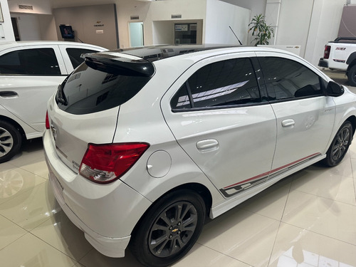 Imagen 10 de 17 de Chevrolet Onix 5puertas 1,4 Effect 2015 - Tm