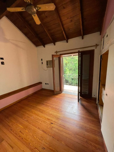 Imagen 10 de 14 de Magnífica Casa En Venta De 5 Ambientes Con Jardín Y Quincho En Banfield Oeste