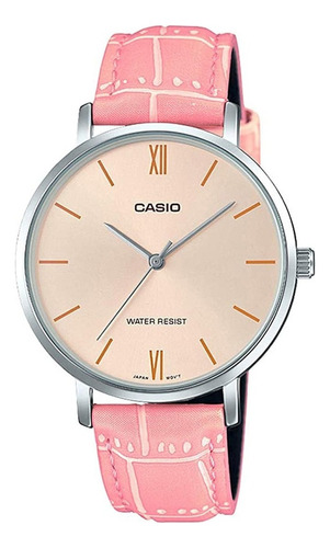 Reloj de pulsera Casio Dress LTP-VT01 de cuerpo color plateado, analógico, para mujer, fondo rosa, con correa de cuero color rosa, agujas color plateado, dial dorado, bisel color plateado y hebilla simple