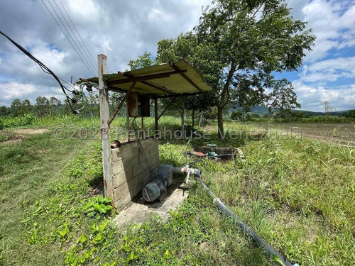Carlos Colmenarez Felx 23-33543 Vende Finca Con 10 Hectareas Y 4.642 Mts Pozo Profundo De 80 Metros, Bomba De 14 Hp Luz Trifasica Laguna De 50 Por 40 Metros Cochinera De 30 Corrales