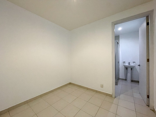 130 M. 2 A 3 Recamaras, Balcón Con Vista Increíble, 3 Baños, 2 Cajones De Estacionamiento, Gimnasio Y Alberca