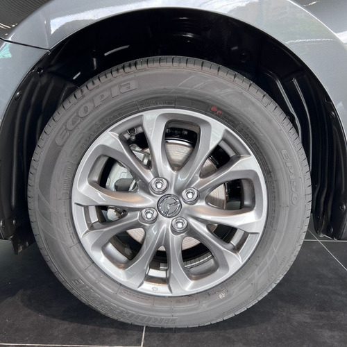 Imagen 4 de 13 de Mazda 2 Touring Sedan At Machine Gray