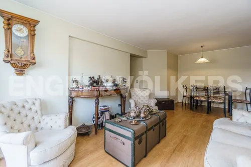 Vende- Departamento Muy Luminoso, Sin Ascensor