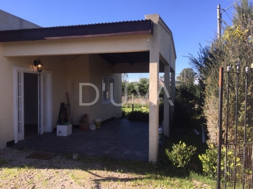 Casa De 2 Dormitorios. Calle 14 E/ 664 Y 665