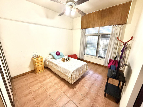Casa En Venta De 4 Ambientes Con Jarín Y Cochera - Avellaneda