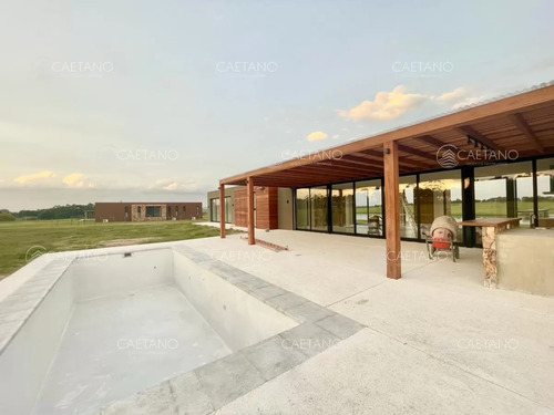 Venta Casa Tres Dormitorios. En Exclusivo Barrio Privado Laguna De Los Cisnes