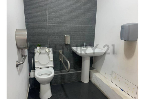 Amplio Local Comercial En Las Condes