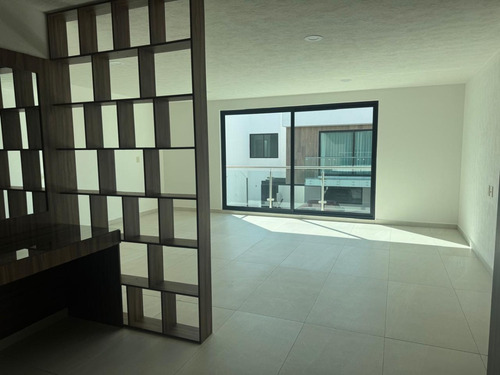 Exclusiva Casa En Venta, Moderna Casa Amplia Con Excelente Ubicación En La Exclusiva Zona Residencial De Metepec