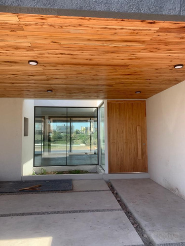 Casa 4 Ambientes En El Canton Golf - Pg